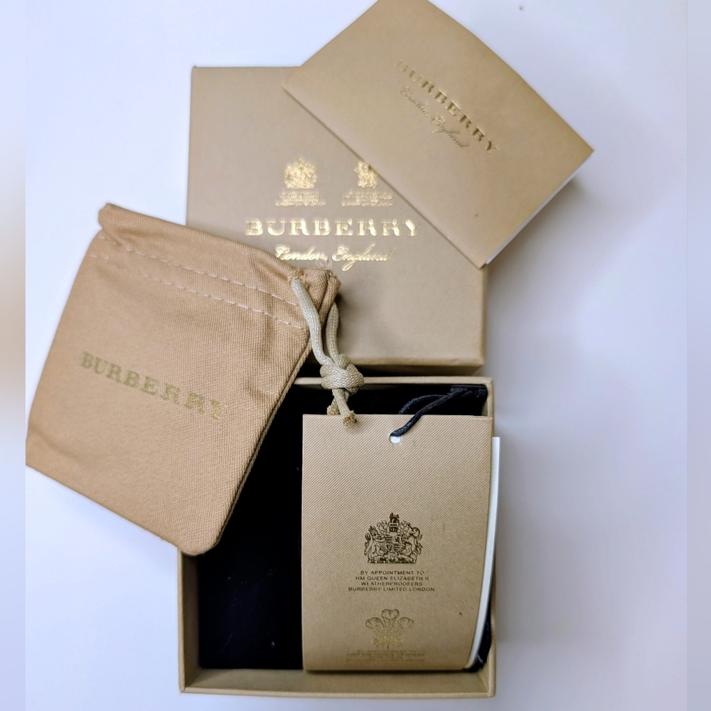 ✨ BURBERRY “U” Initial Pendant / Keychain – With Box & Dust Bag ✨ - Picture 5 of 8